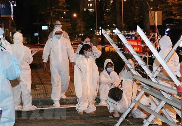 Các trường hợp chờ tiếp nhận điều trị tại Bệnh viện dã chiến thu dung, điều trị Covid-19 số 3, trong đêm 11/7. (Ảnh: TTXVN)