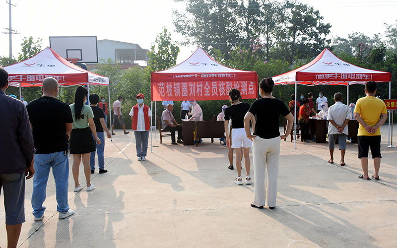 Xét nghiệm Covid-19 tại thị trấn Phạm Ba, thành phố Vũ Châu. (Ảnh: sohu.com)