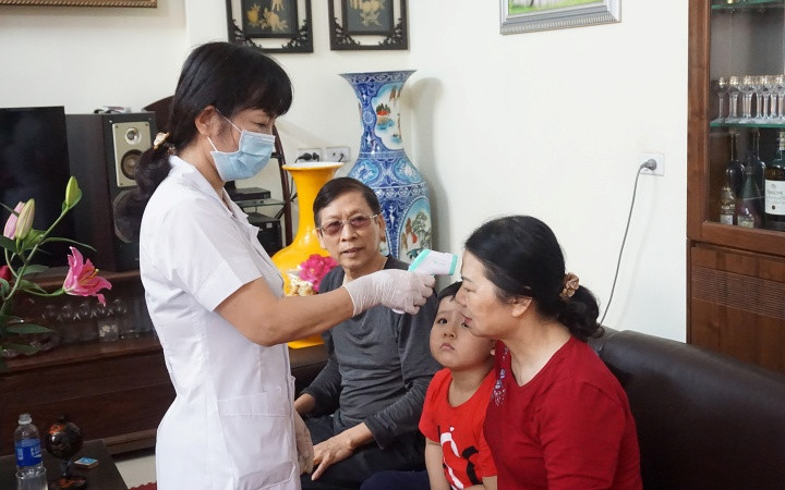 Cán bộ y tế kiểm tra sức khỏe cho người dân.