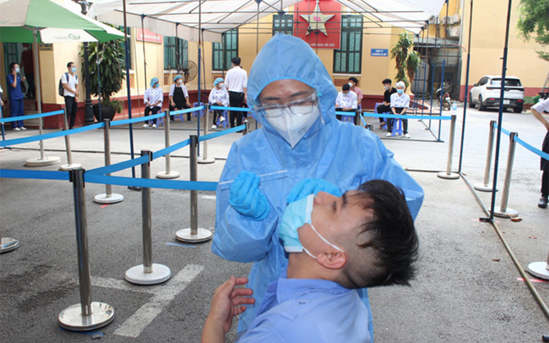 Lấy mẫu xét nghiệm cho người nhà bệnh nhân tại Bệnh viện Việt Đức sáng ngày 1/10. (Ảnh: SKDS)