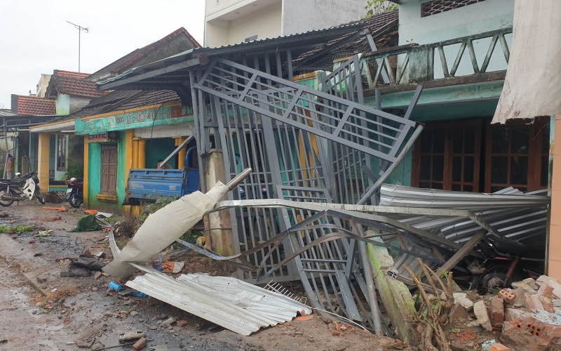 Xe container tông hư hỏng nhiều nhà dân dọc QL 1A.