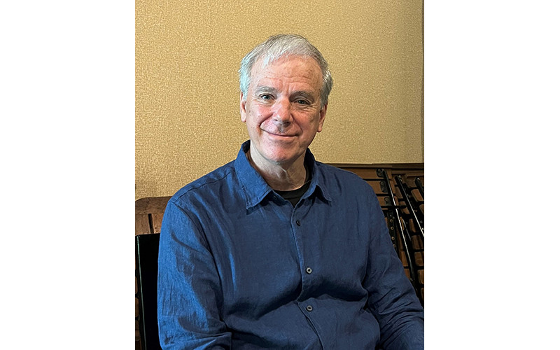 Dan Hambleton là tác giả của ấn phẩm Warm Rain: My journey to the heart of Vietnam (Nhà xuất bản Thế Giới, 2020)