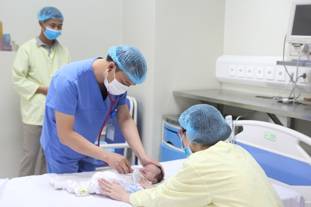 Bác sĩ thăm khám lại cho bệnh nhi. 