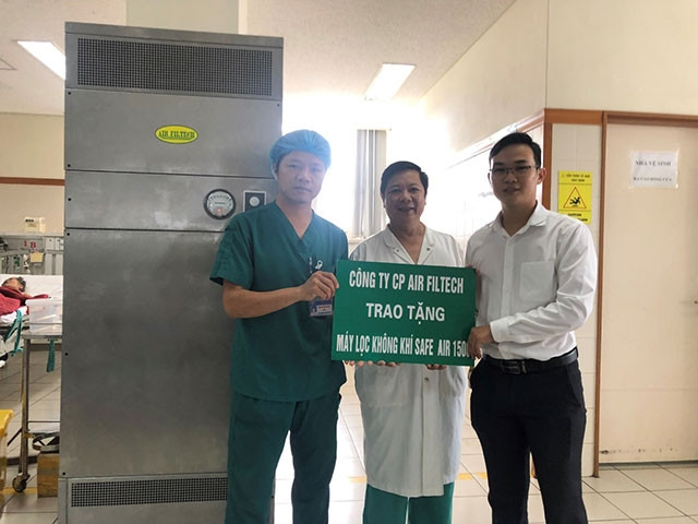 Đại diện Công ty CP Air Filtech trao tặng máy lọc không khí Safe Air CC1500 cho Bệnh Viện Trung ương Huế.