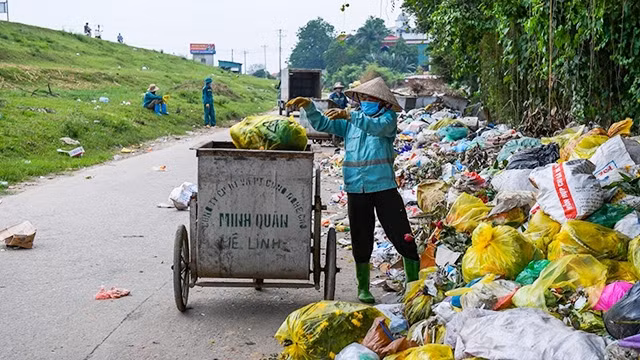 Việc xử lý rác thải ở nông thôn hiện nay còn thủ công, chưa được đầu tư đúng mức.
