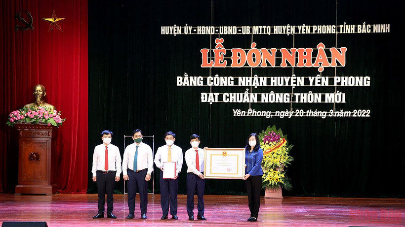 Bí thư Tỉnh ủy Bắc Ninh Đào Hồng Lan trao Bằng công nhận đạt chuẩn nông thôn mới cho Đảng bộ, chính quyền và nhân dân huyện Yên Phong.