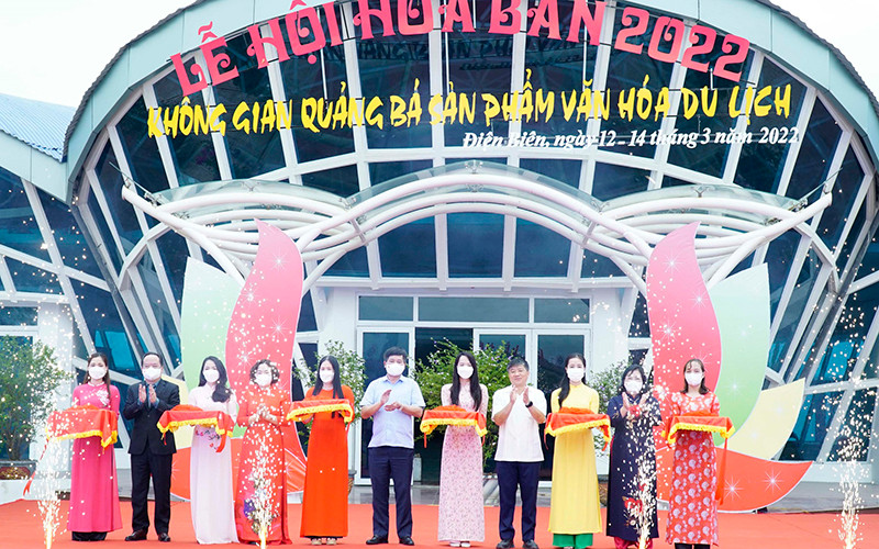 Ban tổ chức cắt băng khai mạc Hoạt động trưng bày, giới thiệu, quảng bá sản phẩm văn hóa, du lịch.