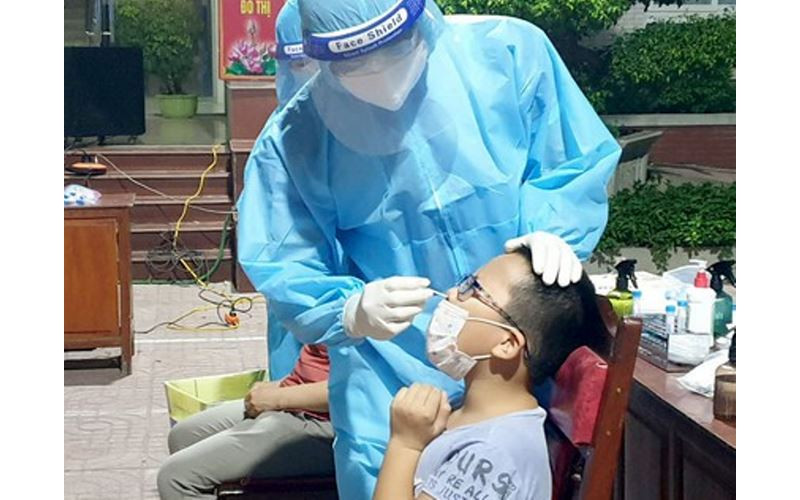 Yêu cầu người bị ho, sốt, khó thở đến trạm y tế xét nghiệm miễn phí.