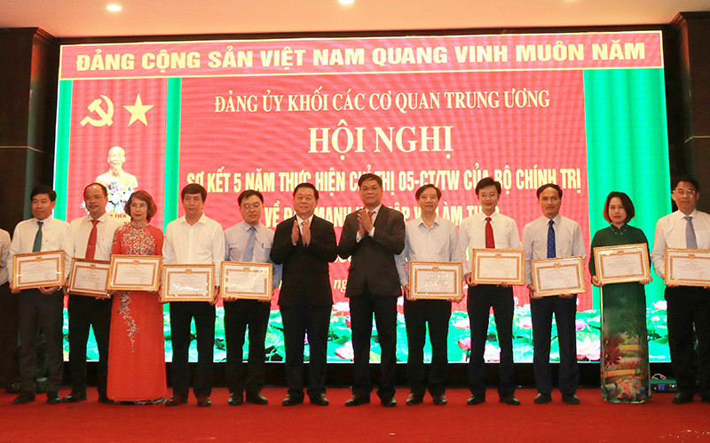 Tại Hội nghị, Đảng ủy Khối tổ chức trao bằng khen tặng 49 tập thể và 43 cá nhân có thành tích xuất sắc trong học tập và làm theo tư tưởng, đạo đức, phong cách Hồ Chí Minh giai đoạn 2016-2021.