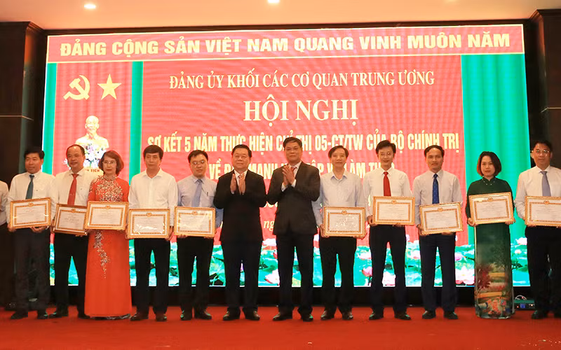 Tại Hội nghị, Đảng ủy Khối tổ chức trao bằng khen tặng 49 tập thể và 43 cá nhân có thành tích xuất sắc trong học tập và làm theo tư tưởng, đạo đức, phong cách Hồ Chí Minh giai đoạn 2016-2021.