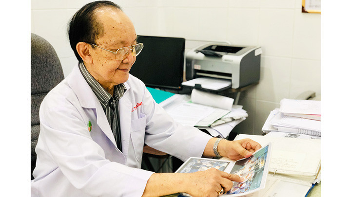 Bác sĩ Trần Đông A với những hồ sơ các ca mổ từng trải qua.
