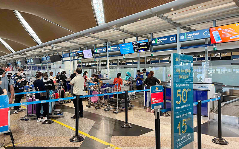 Hành khách làm thủ tục hàng không. 