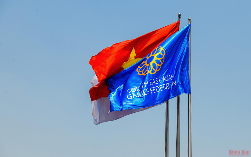 Những lá cờ SEA Games 31 và cờ Tổ quốc tung bay trên sân Mỹ Đình chuẩn bị cho ngày khai mạc. (Ảnh: THÀNH ĐẠT)