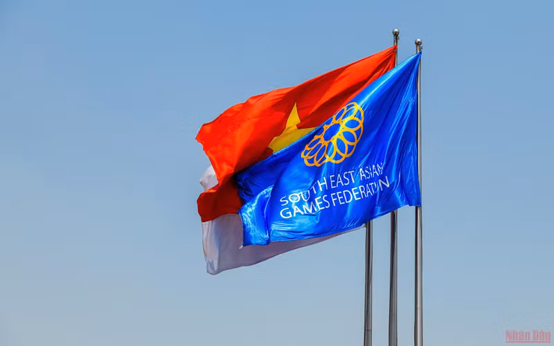 Những lá cờ SEA Games 31 và cờ Tổ quốc tung bay trên sân Mỹ Đình chuẩn bị cho ngày khai mạc. (Ảnh: THÀNH ĐẠT)