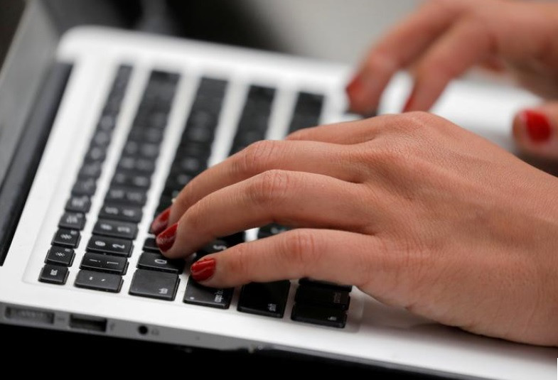 Một người gõ trên máy tính xách tay ở Manhattan, TP New York, Mỹ ngày 11-9. Ảnh: Reuters.