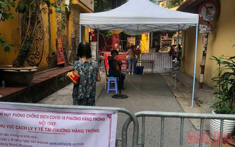 Phong tỏa một khu vực dân cư gần Bệnh viện Hữu nghị Việt Đức (Ảnh: NT)