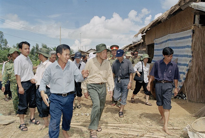 Tổng Bí thư Lê Khả Phiêu đến thăm nơi ở của đồng bào mới được di dời tránh lũ tại ấp Gò Châu Mai, xã Khánh Hưng, huyện Vĩnh Hưng, tỉnh Long An, trong chuyến đi kiểm tra, thị sát và chỉ đạo công tác cứu trợ nhân dân vùng bị lũ lụt và khắc phục hậu quả do lũ lụt gây ra ở các tỉnh đồng bằng sông Cửu Long (ngày 27 - 29-9-2000). (Ảnh: Cao Phong/TTXVN)