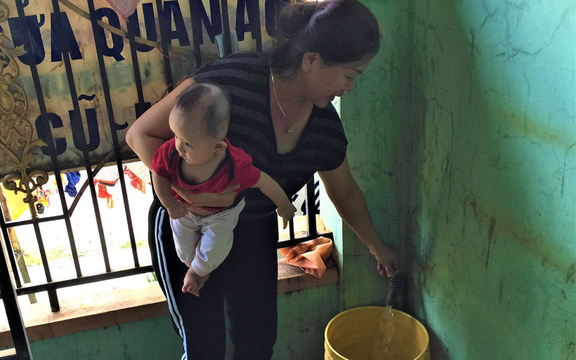 Người dân thành phố Buôn Ma Thuột vui mừng khi tỉnh quyết định giảm giá nước sinh hoạt do ảnh hưởng của dịch Covid-19.