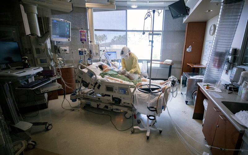 Một bệnh nhân Covid-19 tại Bệnh viện Sharp Grossmont ở La Mesa, California, trong tháng này. Một số bệnh nhân tạo ra kháng thể tương tự như kháng thể được tạo ra trong các bệnh quen thuộc như lupus ban đỏ. (Ảnh: EPA)