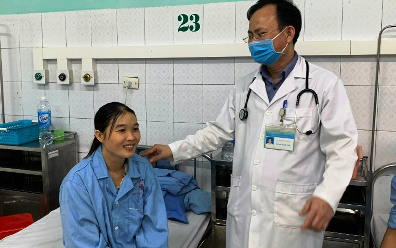 Bác sĩ động viên bệnh nhân bình phục sau điều trị.