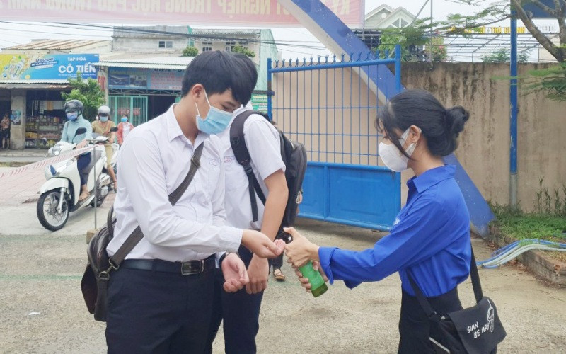 Tình nguyện viên hỗ trợ thí sinh tại một điểm thi.