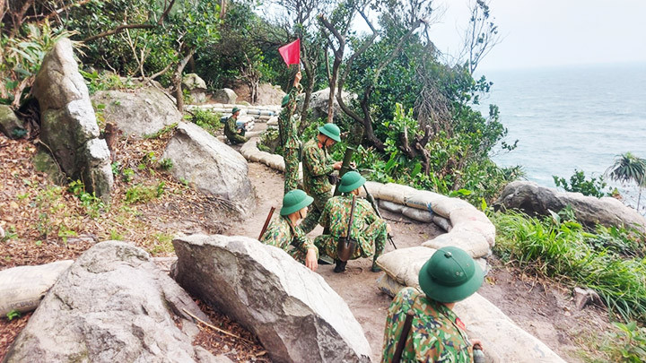 Huấn luyện chiến đấu trên đảo Mắt.