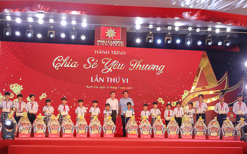 Tặng học bổng cho hoc sinh nghèo hiếu học.