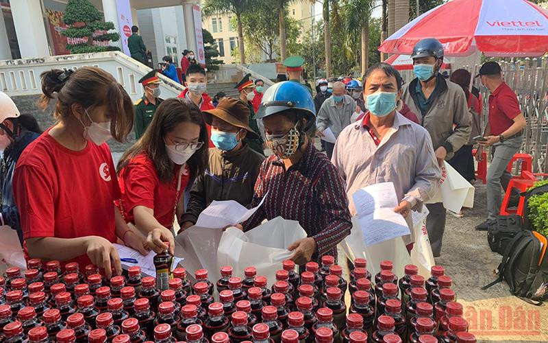 Những người nghèo ở thành phố Buôn Ma Thuột chọn hàng tại phiên “Chợ nhân đạo” xuân Nhâm Dần 2022.