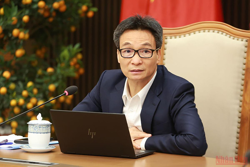 Phó Thủ tướng Vũ Đức Đam chủ trì cuộc họp bàn về lộ trình mở cửa trường học; phương án, kế hoạch và lộ trình mở cửa đón khách du lịch an toàn, hiệu quả. (Ảnh: VGP)