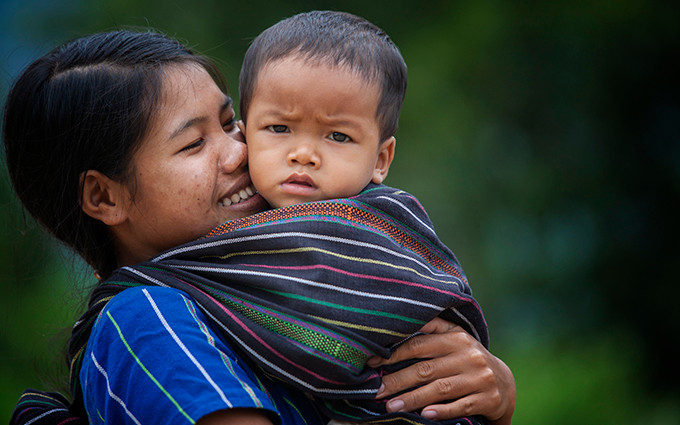 Em bé K'Ho bên mẹ (xã Rô Men, huyện Đam Rông, Lâm Đồng). (Ảnh: Nguyễn Minh Đức)