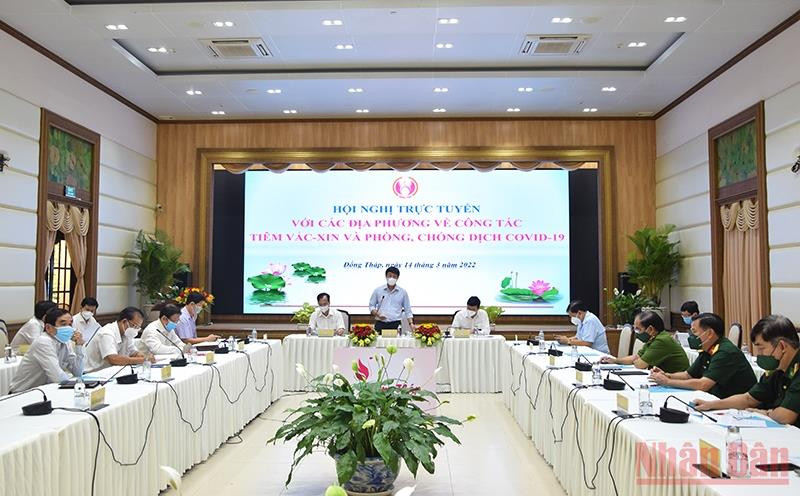 Bí thư Tỉnh ủy Đồng Tháp Lê Quốc Phong chỉ đạo đẩy nhanh việc tiêm vaccine phòng, ngừa Covid-19.