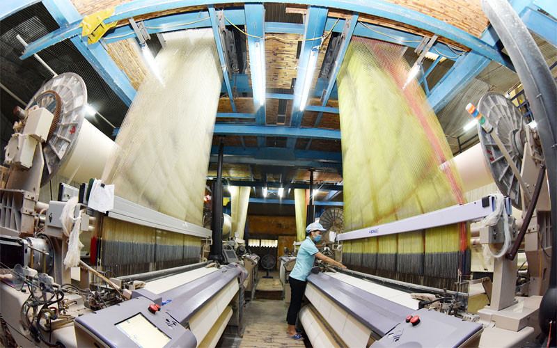 Nghị quyết 105/NQ-CP được kỳ vọng sẽ hỗ trợ các DN vượt qua khó khăn do dịch Covid-19. Trong ảnh: Sản xuất sợi tại Công ty cổ phần Dệt may Sơn Nam (Nam Định). Ảnh: ĐỨC TOÀN
