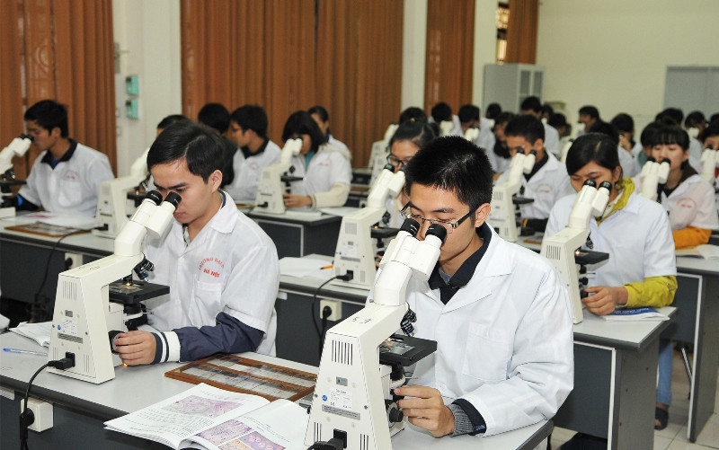 Sinh viên Đại học Y hà Nội trong giờ học thực hành.