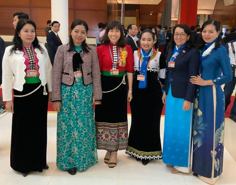 Giây phút nghỉ giải lao của các đại biểu nữ bên lề Đại hội Đảng lần thứ XIII.