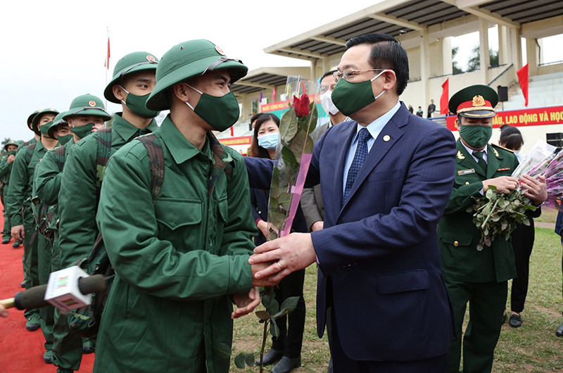 Đồng chí Vương Đình Huệ, Ủy viên Bộ Chính trị, Bí thư Thành ủy Hà Nội thăm hỏi, tặng hoa chúc mừng các tân binh. (Ảnh: DUY LINH)