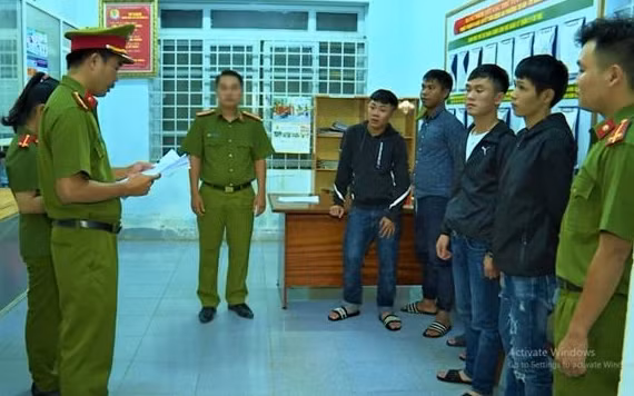 Cơ quan cảnh sát điều tra Công an TP Buôn Ma Thuột đọc lệnh bắt giam các đối tượng tham gia vụ hỗn chiến.