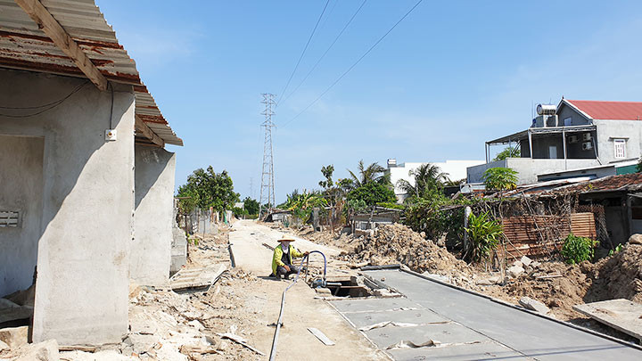 Cựu chiến binh xã Cam Thành Bắc tham gia phong trào hiến đất, xây dựng đường thôn.