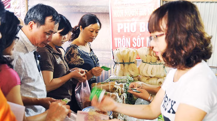 Một gian hàng giới thiệu ẩm thực Hà Nội. Ảnh: HẢI NAM