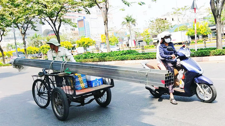 Xe ba - bốn bánh tự chế là một trong những nguyên nhân gây nên tình trạng giao thông lộn xộn ở đô thị.