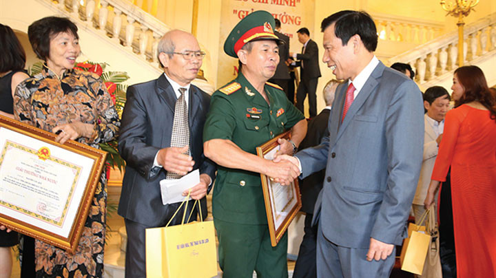 Bộ trưởng VH-TT&DL Nguyễn Ngọc Thiện chúc mừng các tác giả nhận Giải thưởng Hồ Chí Minh và Giải thưởng Nhà nước về văn học nghệ thuật. Ảnh: TR.HUẤN