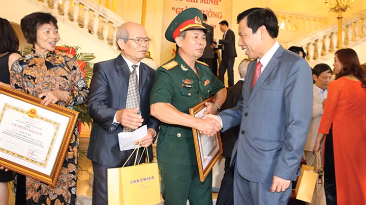 Bộ trưởng VH-TT&DL Nguyễn Ngọc Thiện chúc mừng các tác giả nhận Giải thưởng Hồ Chí Minh và Giải thưởng Nhà nước về văn học nghệ thuật. Ảnh: TR.HUẤN