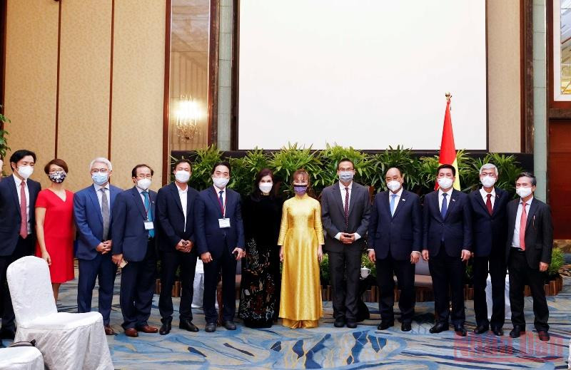 Chủ tịch nước Nguyễn Xuân Phúc chúc mừng các ký kết, hợp tác của doanh nghiệp Việt Nam với các doanh nghiệp Singapore.