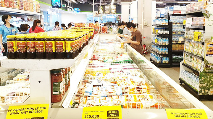 Người tiêu dùng thường chỉ quan tâm đến giá cả và chất lượng sản phẩm mà nhu cầu họ cần. Ảnh: NAM ANH