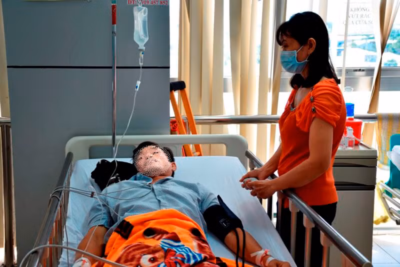 Bệnh nhân Thọ bên người thân tại bệnh viện.