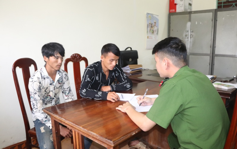 Đối tượng Hờ A Trầu và Hờ A Lái tại Cơ quan Cảnh sát điều tra Công an huyện Điện Biên Đông.