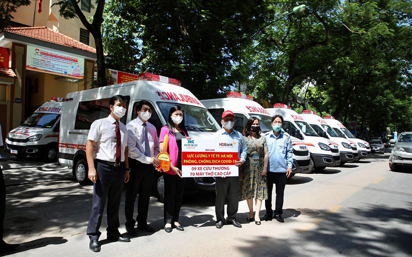 Mặt trận Tổ quốc Hà Nội tiếp nhận trang thiết bị y tế từ nhà tài trợ.