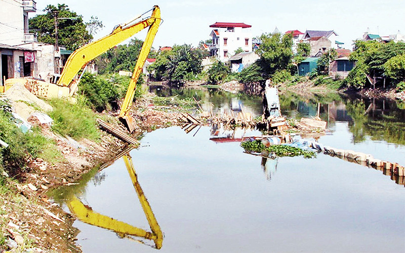 Cải tạo, nạo vét khơi thông dòng chảy trên sông Nhuệ. Ảnh: PHƯƠNG ANH