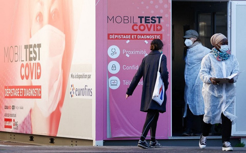 Xét nghiệm Covid-19 lưu động ở Paris, Pháp, ngày 31/12/2021. (Ảnh: REUTERS)