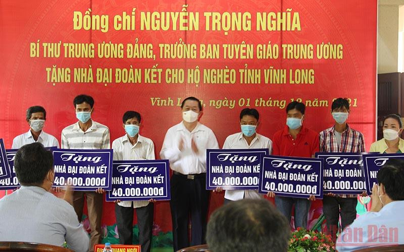 Trưởng Ban Tuyên giáo Trung ương Nguyễn Trọng Nghĩa trao 20 căn nhà đại đoàn kết cho hộ nghèo huyện Vũng Liêm, tỉnh Vĩnh Long. (Ảnh: BÁ DŨNG)