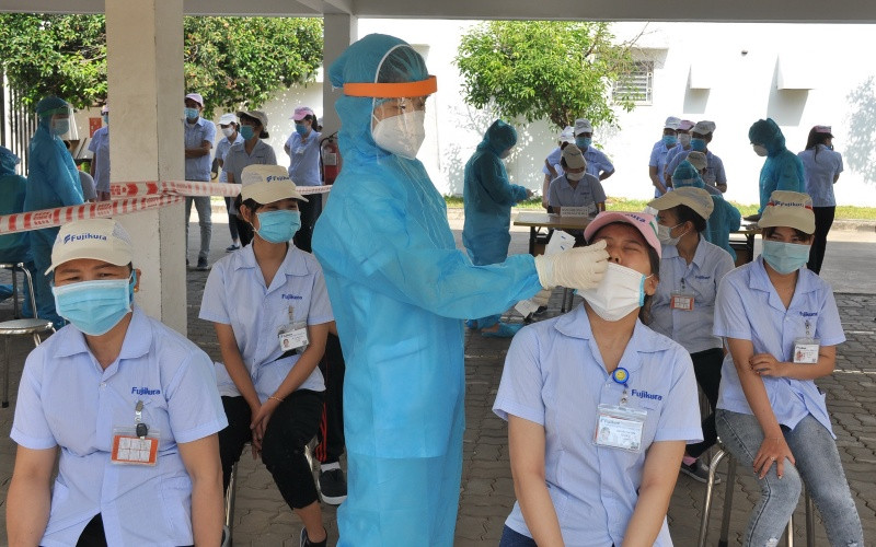 Lấy mẫu xét nghiệm tại Công ty Fujikawa Automotive, KCN Hòa Cầm, Đà Nẵng, sáng 24-5.